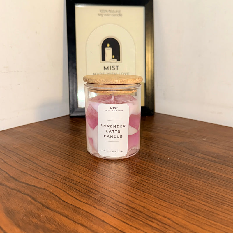 𝐋𝐚𝐯𝐞𝐧𝐝𝐞𝐫 𝐋𝐚𝐭𝐭𝐞 𝐂𝐚𝐧𝐝𝐥𝐞