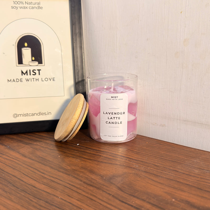 𝐋𝐚𝐯𝐞𝐧𝐝𝐞𝐫 𝐋𝐚𝐭𝐭𝐞 𝐂𝐚𝐧𝐝𝐥𝐞